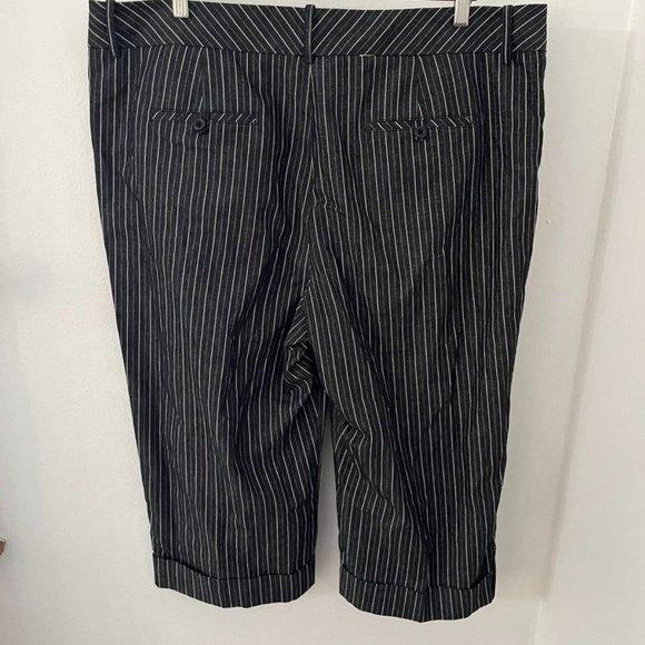 EUC Larry Levine Capri Pants - Picture 2 of 5